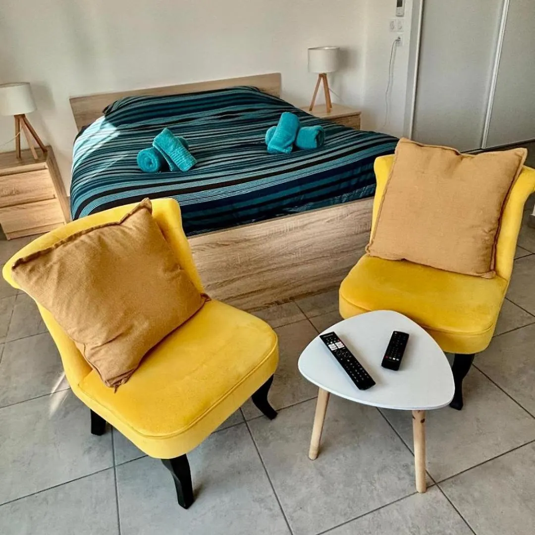 Studio Neuf, Metro, Residence Protegee Vénissieux 아파트